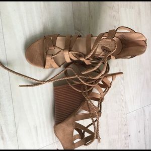 Shoedazzle Wedges Sandals Lace Up Tassel SZ 8.5-SA